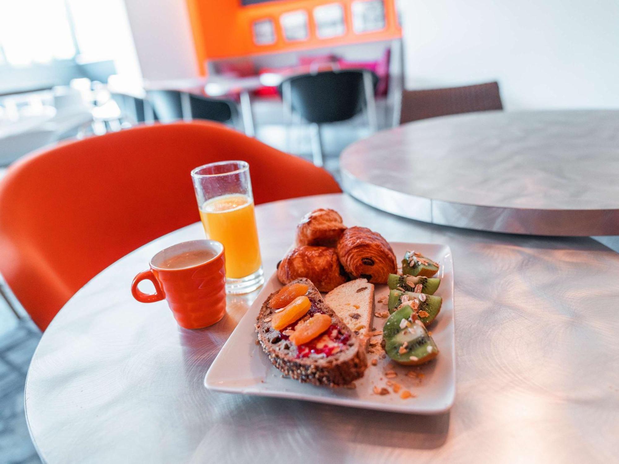 Ibis Styles Paris Velizy Hotel Bagian luar foto